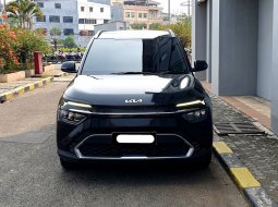 Jual mobil Kia Carens 2022 hitam km 24 ribuan cash kredit proses bisa dibantu