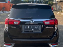 Toyota Venturer 2.0 A/T Bensin 2019 Hitam 10