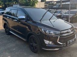 Toyota Venturer 2.0 A/T Bensin 2019 Hitam 8