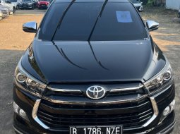 Toyota Venturer 2.0 A/T Bensin 2019 Hitam 1