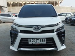 Toyota Voxy 2.0 A/T 2019