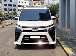 Toyota Voxy 2.0 A/T 2019 putih cash kredit proses bisa dibantu