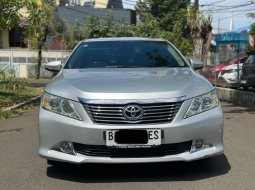 TOYOTA CAMRY V 2.5 AT SILVER 2013 PROMO MURAH!! 2