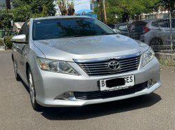 TOYOTA CAMRY V 2.5 AT SILVER 2013 PROMO MURAH!!