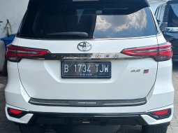 JUAL Toyota Fortuner 2.8 GR Sport 4x2 AT 2022 Putih 4