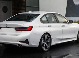 BMW 3 Series 320d 2019 Putih 3