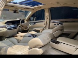 Mercedes-Benz S-Class S 300 L 2011 Hitam 2