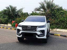 Toyota Fortuner New  4x2 2.8 A/T DSL GR Sport 2023 putih km 27 ribuan cash kredit proses bisa dibant 3