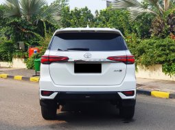 Toyota Fortuner New  4x2 2.8 A/T DSL GR Sport 2023 putih km 27 ribuan cash kredit proses bisa dibant 5