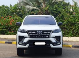 Toyota Fortuner New  4x2 2.8 A/T DSL GR Sport 2023 putih km 27 ribuan cash kredit proses bisa dibant