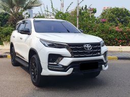 Toyota Fortuner New  4x2 2.8 A/T DSL GR Sport 2023 putih km 27 ribuan cash kredit proses bisa dibant 2