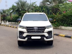 Toyota Fortuner New  4x2 2.8 A/T DSL GR Sport 2022 putih diesel pajak panjang tangan pertama