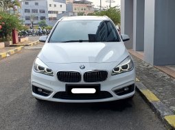 BMW 2 Series 218i 2015 putih km 23 ribuan cash kredit proses bisa dibantu