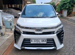 Toyota Voxy 2.0 A/T 2018 Putih