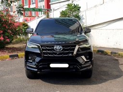 Toyota Fortuner New  4x2 2.4 GR Sport A/T 2022 hitam diesel cash kredit proses bisa dibantu