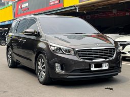 KIA GRAND SEDONA ULTIMATE AT COKLAT 2017