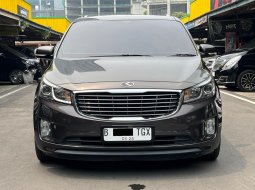 KIA GRAND SEDONA ULTIMATE AT COKLAT 2017 2