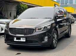 KIA GRAND SEDONA ULTIMATE AT COKLAT 2017 3