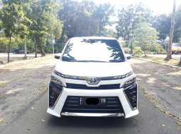 TOYOTA VOXY 2.0 AT PUTIH 2019