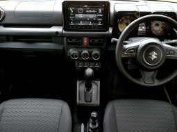 Suzuki Jimny AT 2024 km 700 perak hijau 13