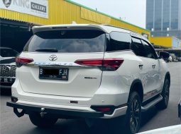 Toyota Fortuner 2.4 VRZ AT Putih 4