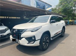 Toyota Fortuner 2.4 VRZ AT Putih