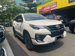 Toyota Fortuner 2.4 VRZ AT Putih 2