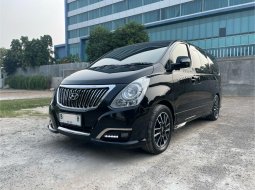 Hyundai H-1 Royale Hitam