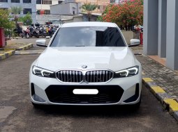 BMW 3 Series 320i M Sport 2023 putih km 13 ribuan cash kredit proses bisa dibantu