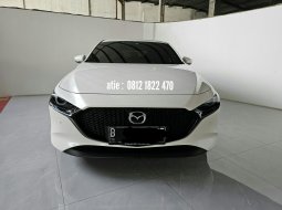 Mazda 3 Hatcback 2.0 AT ( Matic ) 2020 Putih Km Antik Low  17rban Good Condition siap pakai