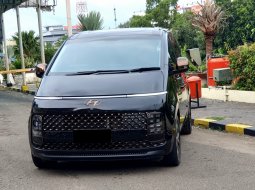 Hyundai Staria Signature 9 2022 diesel hitam km 28 ribuan dp 100 jt saja cash kredit proses bisa 3