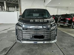 Toyota Voxy 2.0 AT ( Matic ) 2022 Hitam Km Low cuma 17rban New Model Good Condition siap pakai