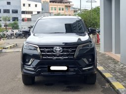 Toyota Fortuner New  4x2 2.8 A/T DSL GR Sport 2022 hitam diesel km 20rban pajak panjang