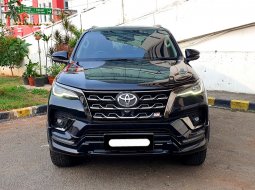 Toyota Fortuner New  4x2 2.8 GR Sport A/T DSL 2022 hitam diesel km 33 ribuan cash kredit proses bisa