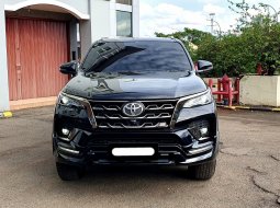 Toyota Fortuner New  4x2 2.8 A/T DSL GR Sport 2022 hitam diesel km 12 ribuan