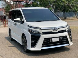 Toyota Voxy 2.0 A/T 2019