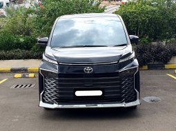 Toyota Voxy CVT 2023 hitam km 8 ribuan cash kredit proses bisa dibantu