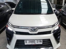 Toyota Voxy 2.0 AT 2018 Putih