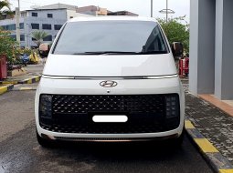 Hyundai Staria Signature 9 seater 2023 putih km 10 ribu pajak panjang cash kredit proses bisa dbantu