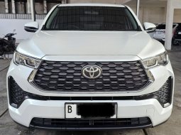 Toyota Innova Zenix 2.0 V A/T ( Matic ) 2023 Putih Km 17rban Mulus Gres Siap Pakai