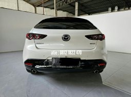 Mazda 3 Hatchback Skyactive 2.0 AT ( Matic ) 2020 Putih Km Antik 17rban Good Condition siap pakai 7