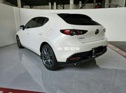 Mazda 3 Hatchback Skyactive 2.0 AT ( Matic ) 2020 Putih Km Antik 17rban Good Condition siap pakai 5