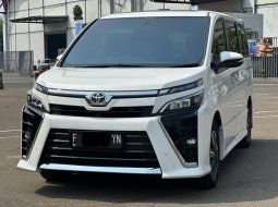 TOYOTA VOXY 2.0 AT PUTIH 2019 MPV MURAH BERGARANSI