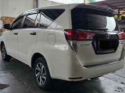 Toyota Innova 2.4 V A/T ( Matic ) 2022 Putih Km 23rban Mulus Siap Pakai 4