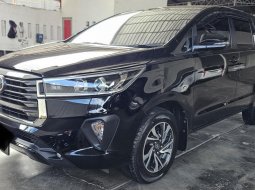 Toyota Innova 2.4 V A/T ( Matic Diesel ) 2022 Hitam Km 49rban Mulus Siap Pakai Good Condition 3