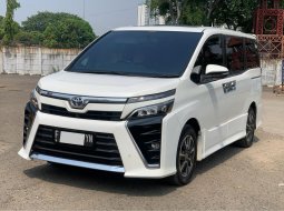 Toyota Voxy 2.0 A/T 2019