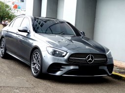 Mercedes-Benz E-Class E 300 2023 abu amg line km 24 ribuan 2