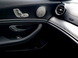 Mercedes-Benz E-Class E 300 2023 abu amg line km 24 ribuan 18