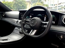 Mercedes-Benz E-Class E 300 2023 abu amg line km 24 ribuan 17