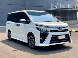 Toyota Voxy 2.0 A/T 2019 Putih 3